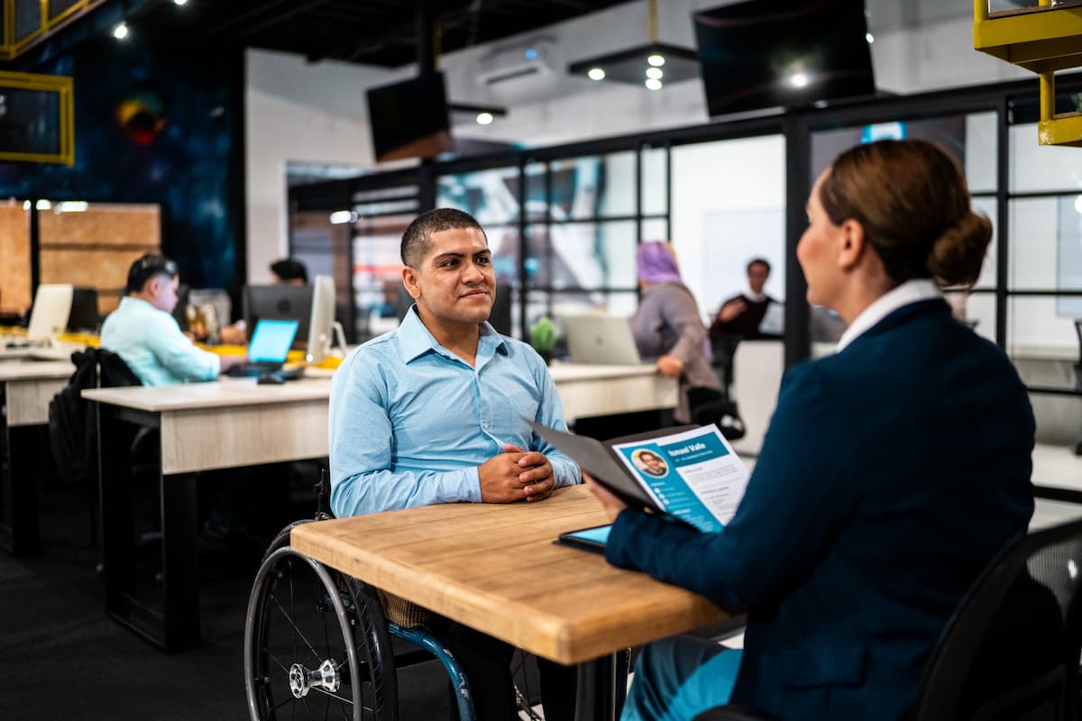 Recrutadora em escritório entrevistando candidato.