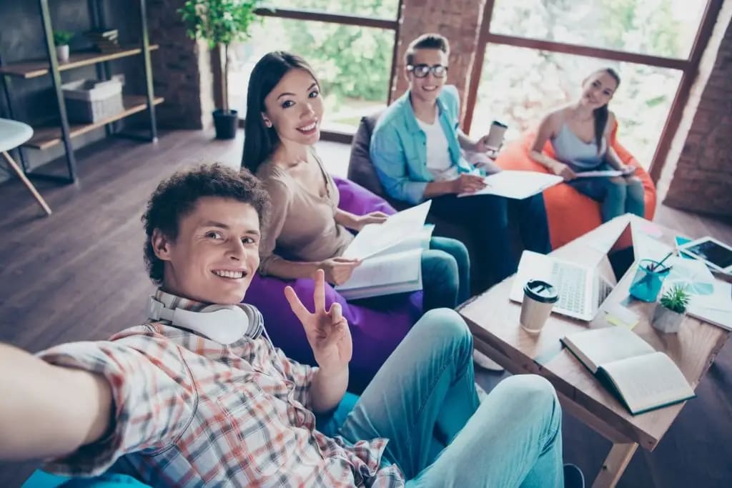 Jovens executivos reunidos no escritório fazendo uma selfie, capa do conteúdo sobre identidade organizacional