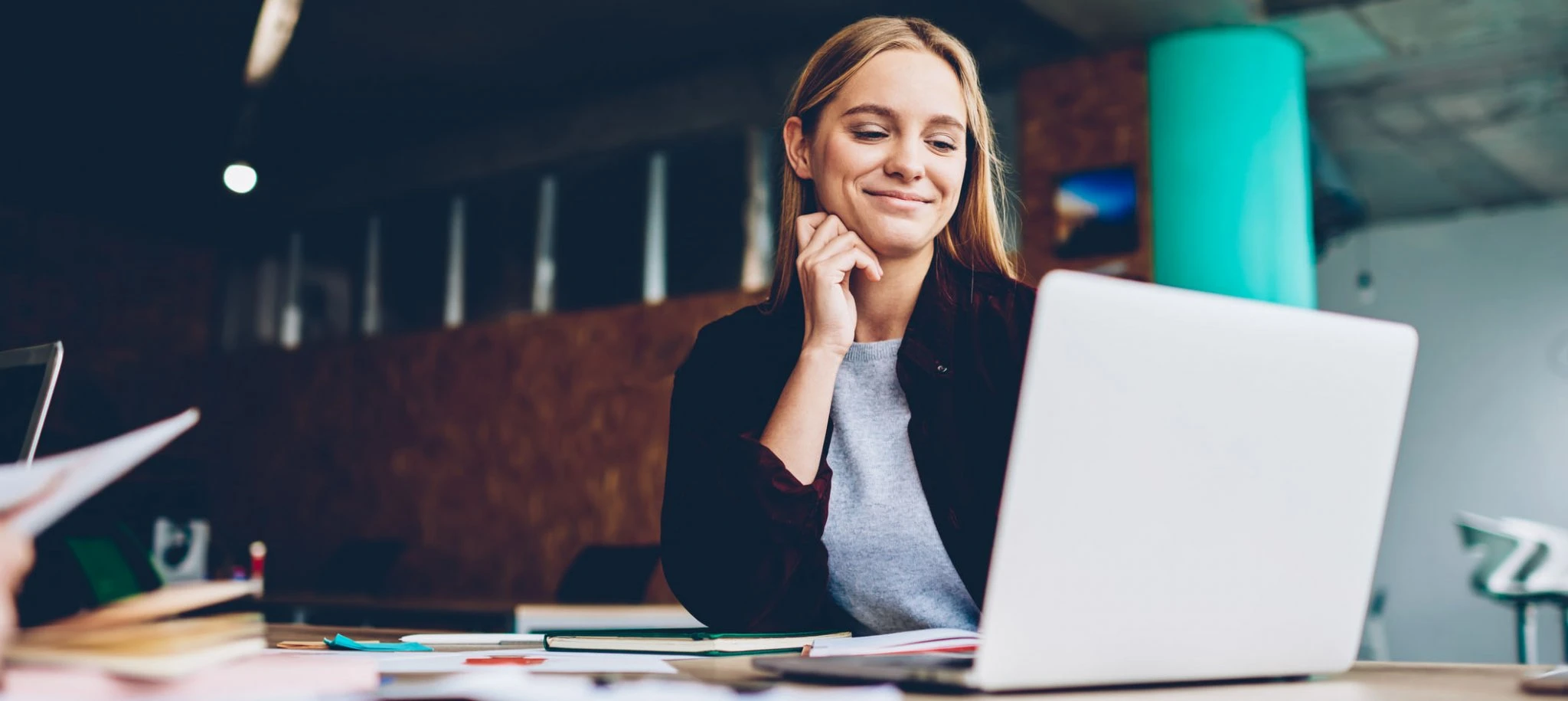 Mulher profissional de recursos humanos no trabalho