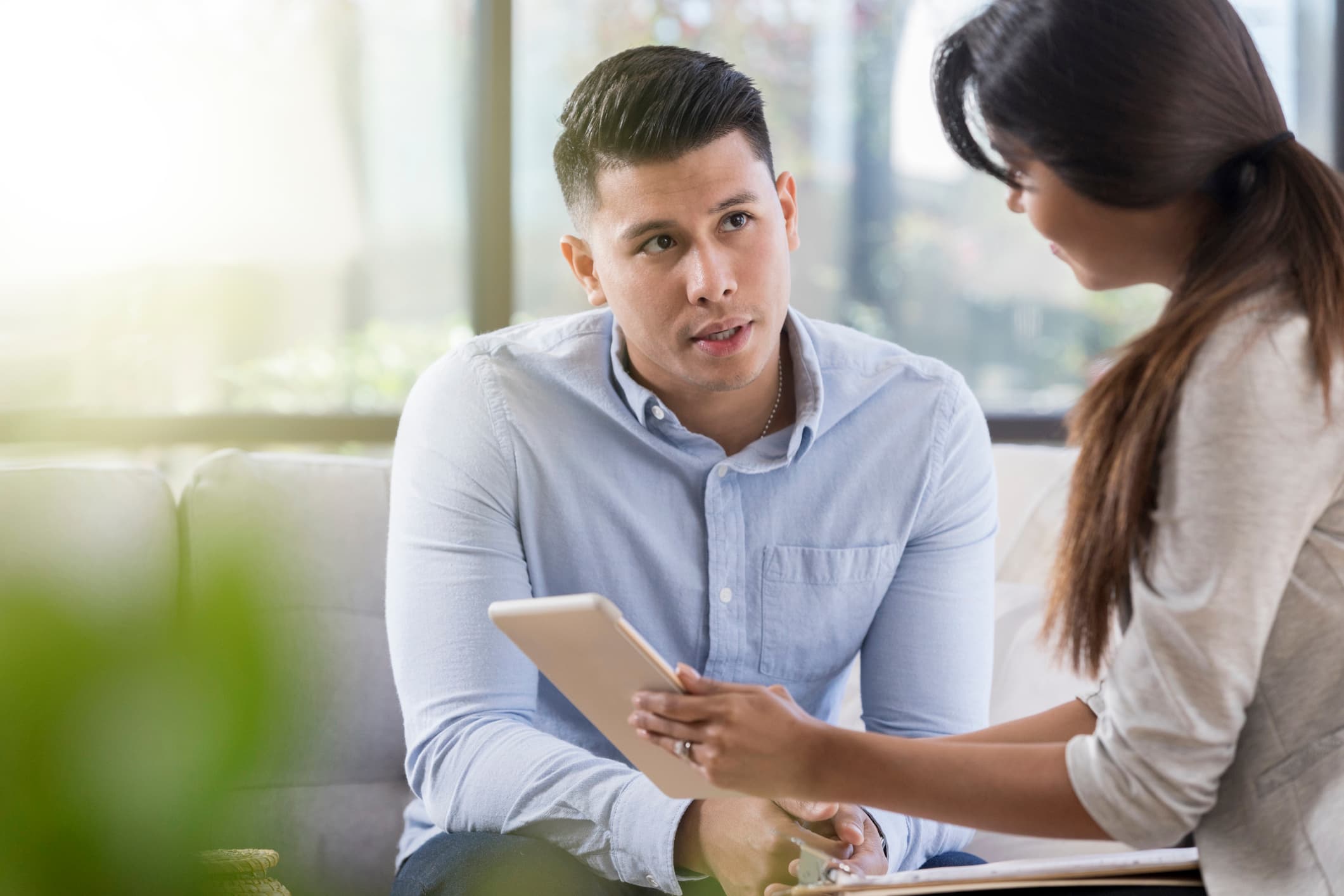 Recrutadora realizando teste psicológico em candidato a emprego