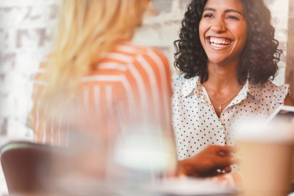Mulher sorridente na gamificação no processo de recrutamento.