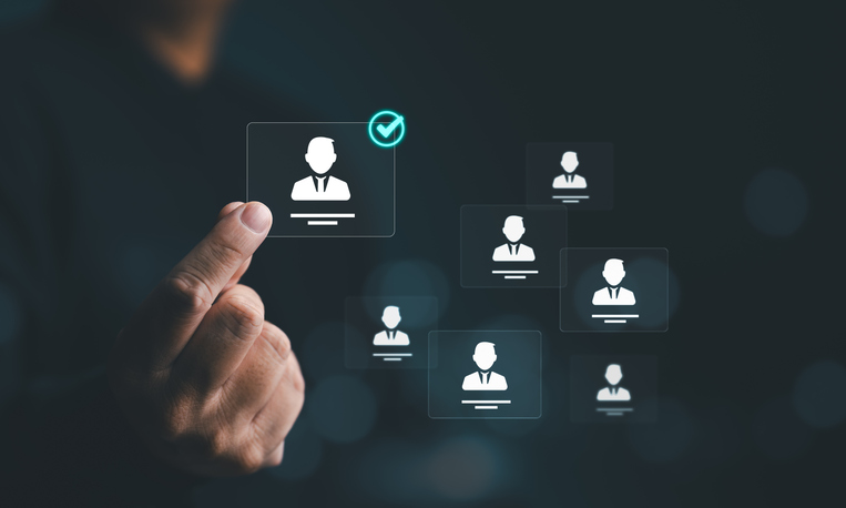 Ícones virtuais simbolizando a inteligência artificial no recrutamento.