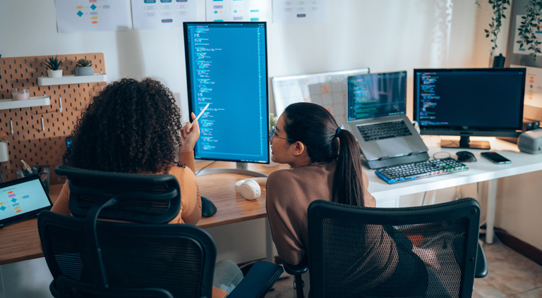duas meninas jovens mexendo no computador